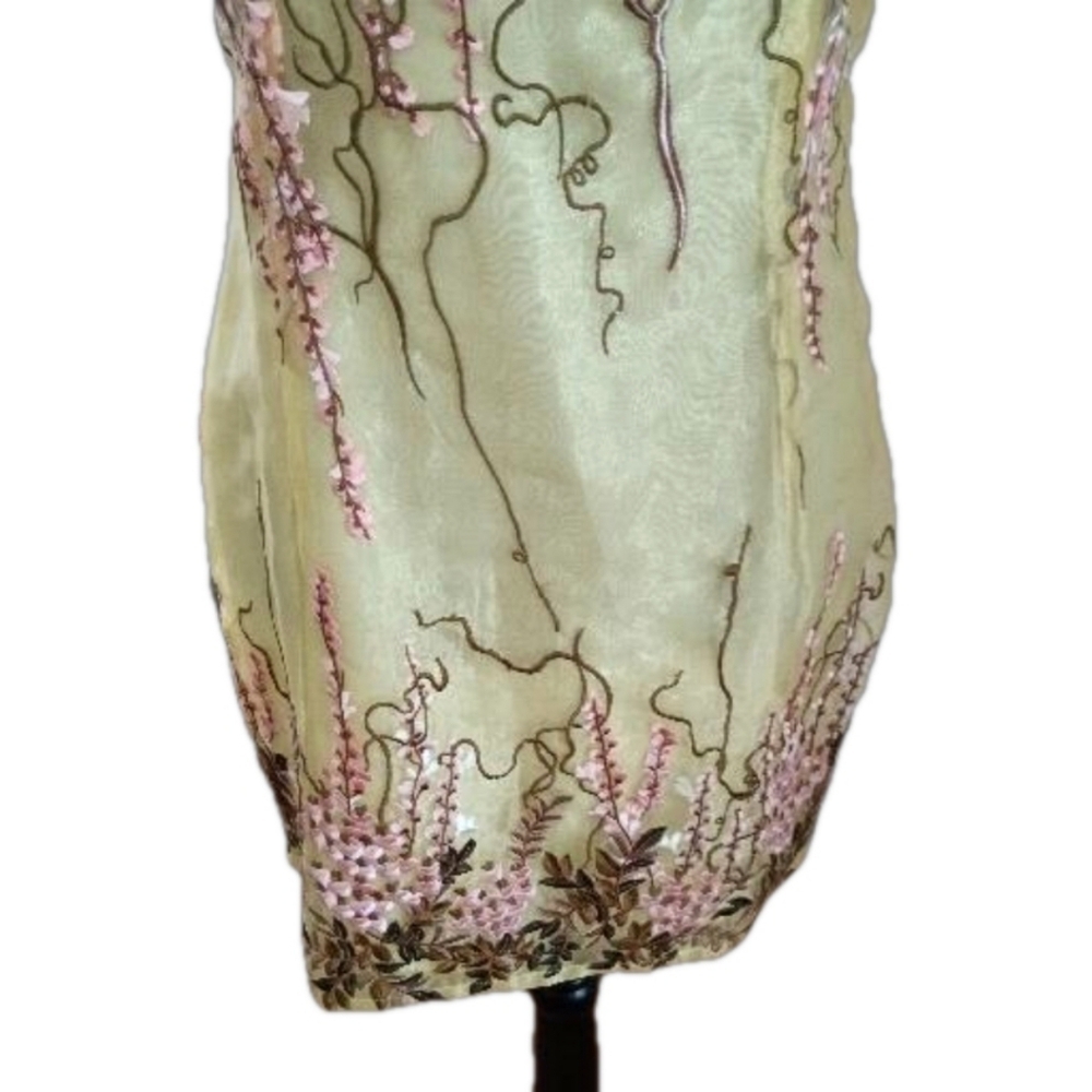 Gorgeous Defenon Embroidered Cheongsam Styled  Dress - Picture 11 of 16